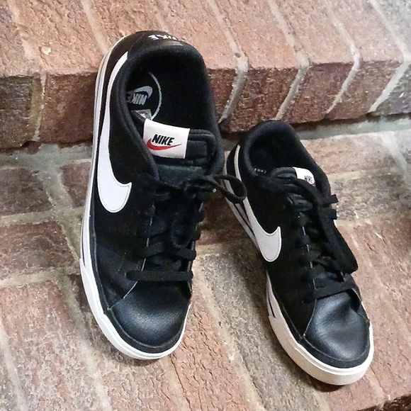 Men's Nike Shoes - Picture 2 of 3